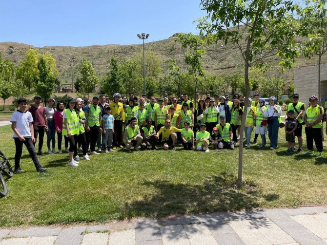 İklim değişikliğine dikkat çekmek için pedalladılıar