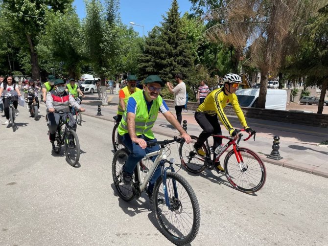 İklim değişikliğine dikkat çekmek için pedalladılıar