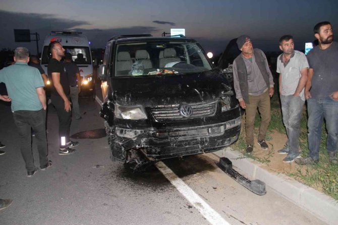 Konya’da otomobil ile minibüs çarpıştı: 2’si ağır 3 yaralı