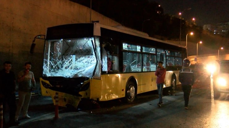 Otomobil İETT otobüsüne çarptı: 1 ölü, 4 yaralı