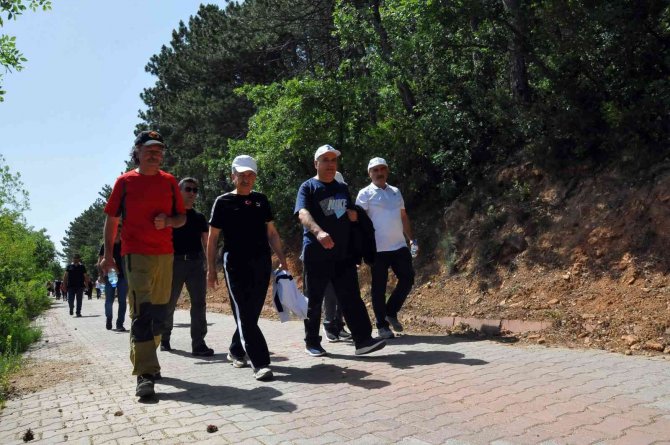 Akşehir’de ilçe protokolü ve öğrenciler sağlık için yürüdü