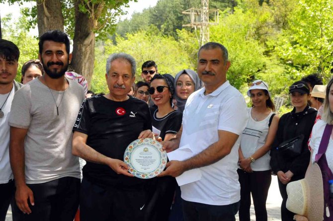 Akşehir’de ilçe protokolü ve öğrenciler sağlık için yürüdü