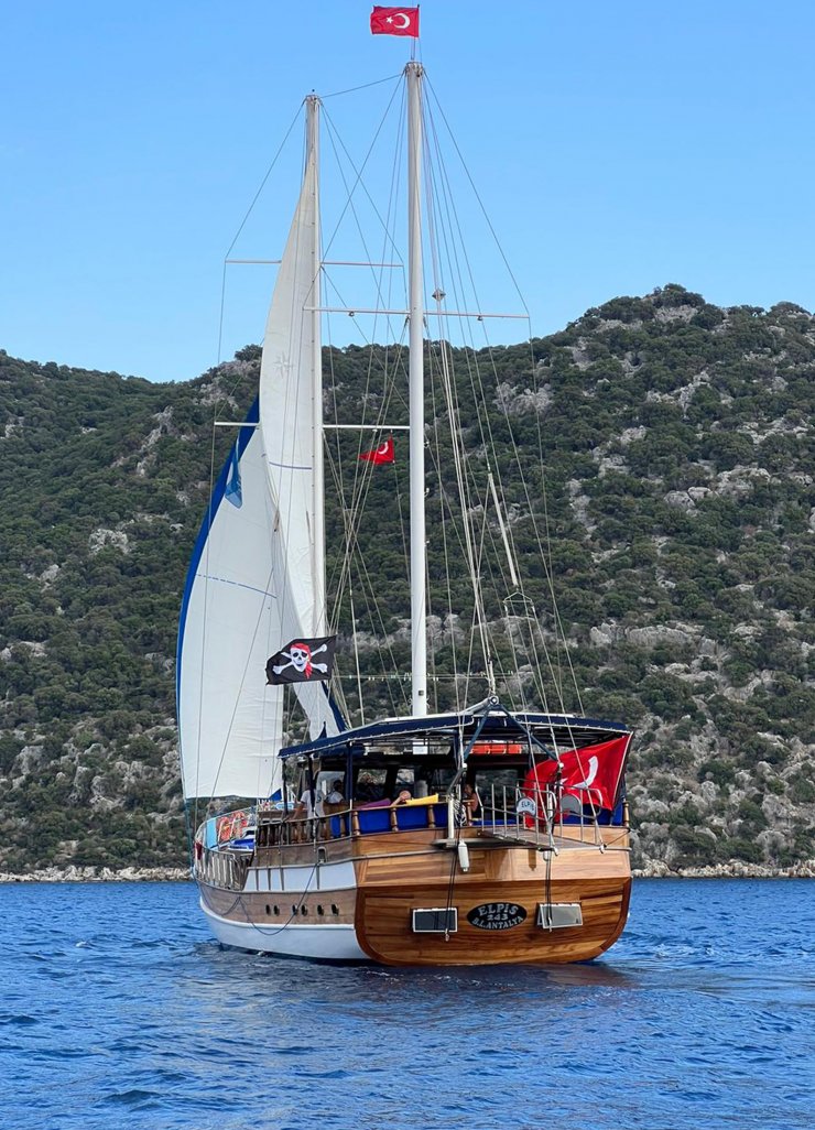 Mavi turda çuvala dolanan deniz kaplumbağasını görüp, kurtardı