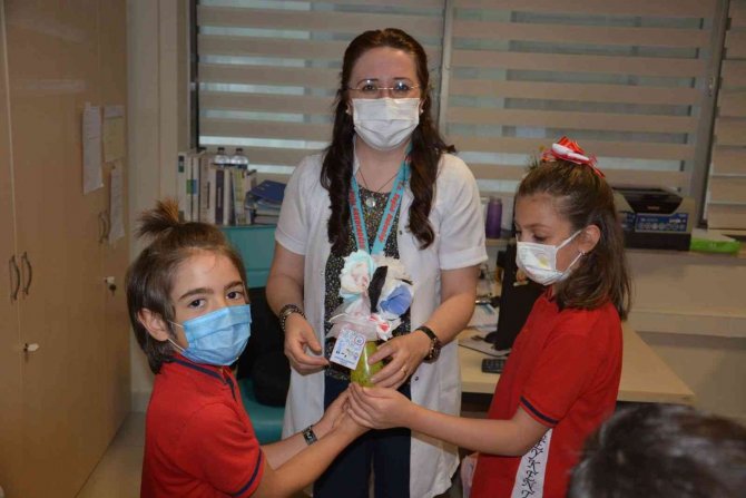 İlkokul öğrencilerinden sağlık çalışanlarına ‘maskeden çiçek’