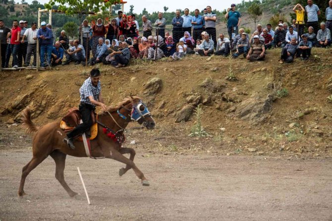 Yüzlerce yıllık atlı cirit geleneği köy düğünlerde yaşatılıyor
