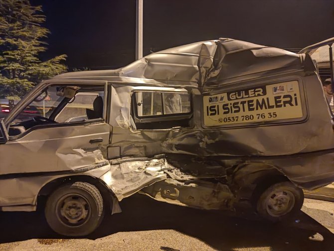 Konya'da kamyonla minibüsün çarpışması sonucu bir kişi yaralandı