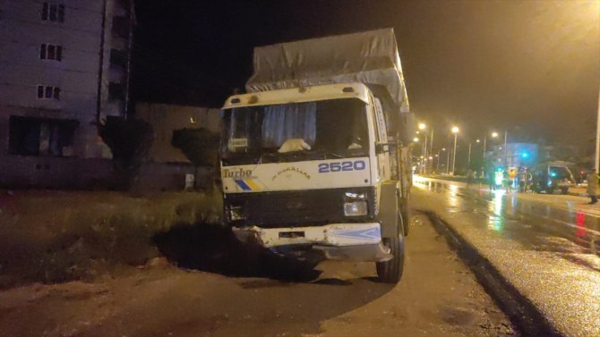 Konya'da kamyonla minibüsün çarpışması sonucu bir kişi yaralandı