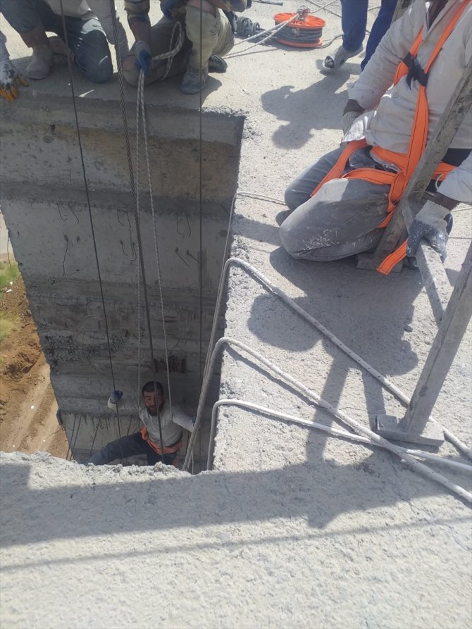 Halatta asılı kalan inşaat işçisini itfaiye kurtardı