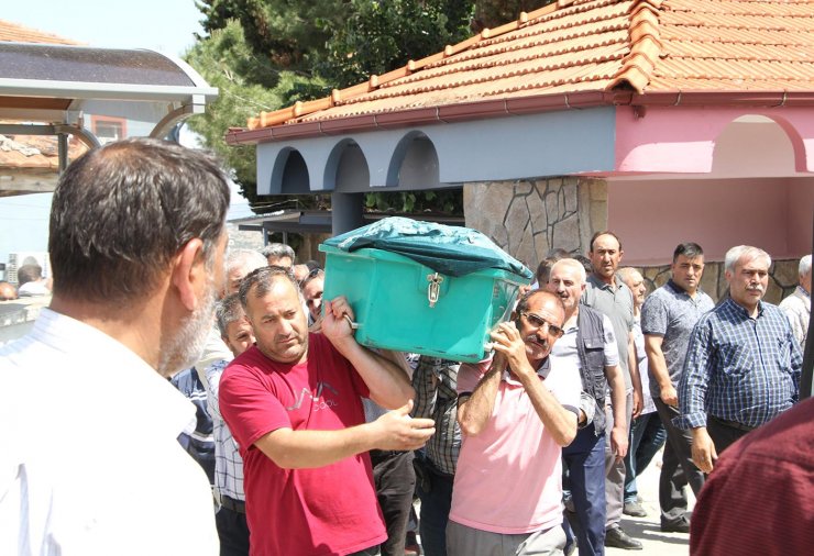 Ateşe verdiği evde oğluyla birlikte ölen baba toprağa verildi