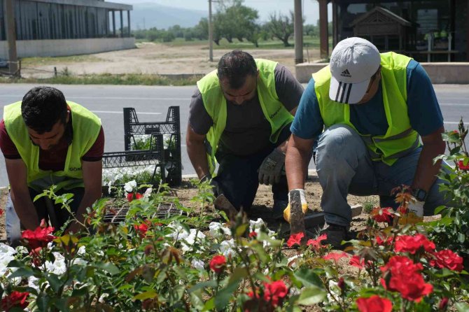 Kütahya’da refüjlere çiçek