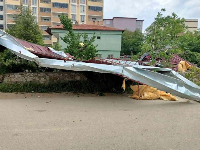 Şiddetli rüzgar çatıyı böyle uçurdu