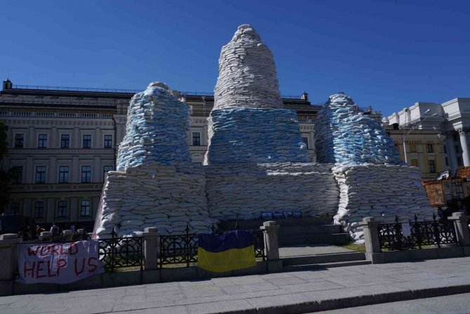 Kiev’de Rus ordusunun ele geçirilen askeri teçhizatları sergilendi