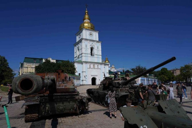 Kiev’de Rus ordusunun ele geçirilen askeri teçhizatları sergilendi