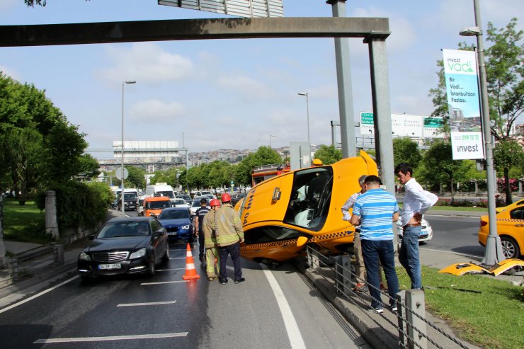 Bariyere çarpan taksi asılı kaldı