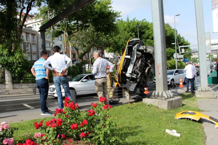 Bariyere çarpan taksi asılı kaldı