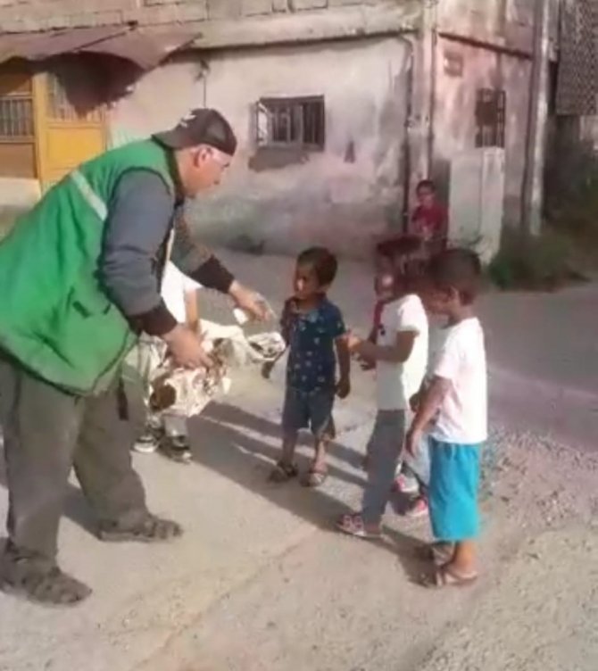 Çöp toplarken kendisine yardım eden çocukların elini öpüp harçlık verdi