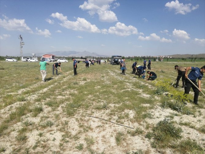 Karapınar'da polis 150 çam fidanını toprakla buluşturdu