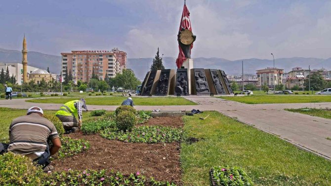 Kahramanmaraş’ta kavşak ve refüjlerde çiçek açtı