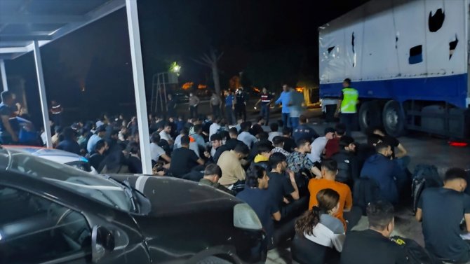 Durdurulan kamyonun kasasında 111 düzensiz göçmen yakalandı