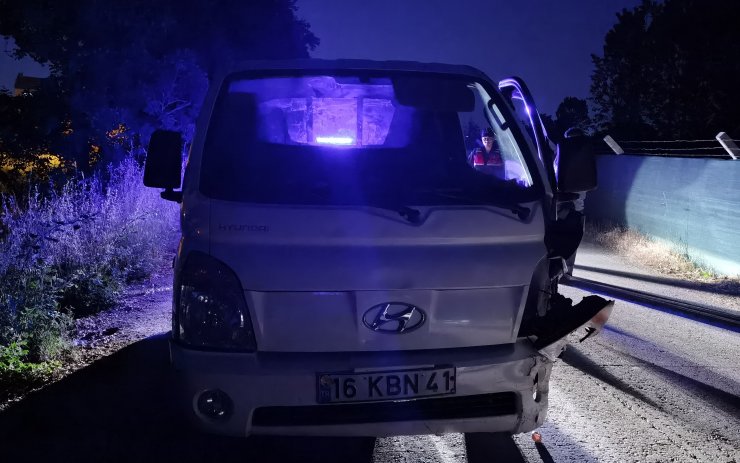 Otomobil ile kamyonet çarpıştı: 6 yaralı
