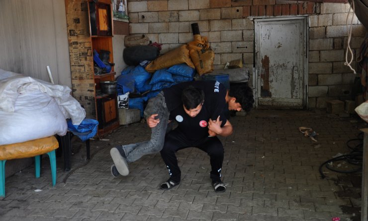 TIR lastiği ve jantla çalışarak güreşte derece yaptılar