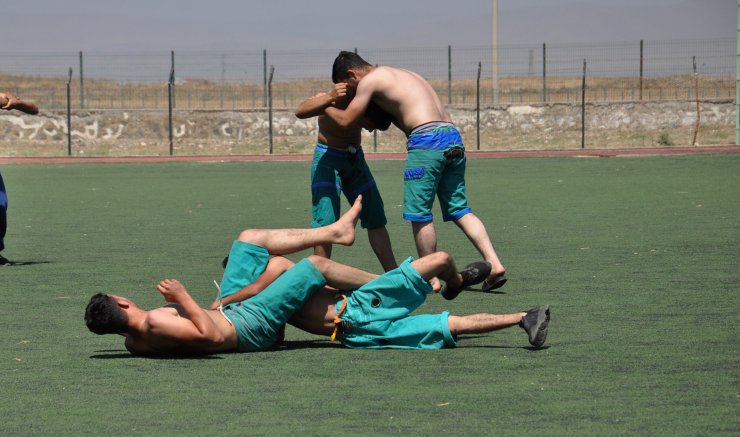 TIR lastiği ve jantla çalışarak güreşte derece yaptılar