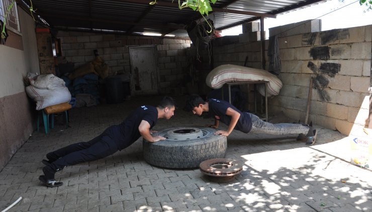 TIR lastiği ve jantla çalışarak güreşte derece yaptılar