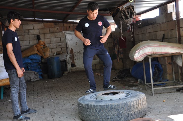 TIR lastiği ve jantla çalışarak güreşte derece yaptılar