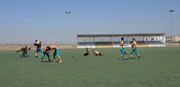 TIR lastiği ve jantla çalışarak güreşte derece yaptılar