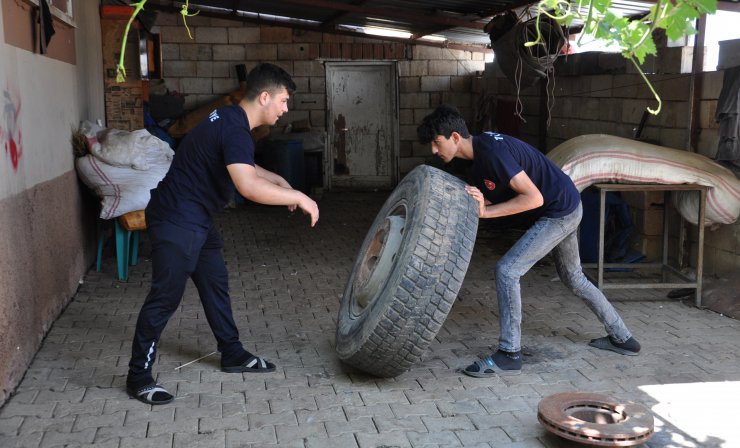 TIR lastiği ve jantla çalışarak güreşte derece yaptılar