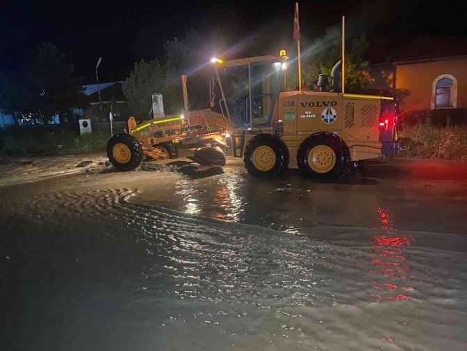 Aşırı yağış nedeniyle Aksaray yolu trafiğe kapandı