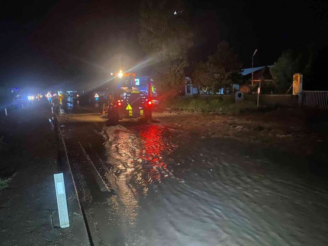 Aşırı yağış nedeniyle Aksaray yolu trafiğe kapandı