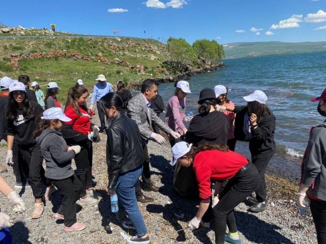 Çıldır Gölü’nde kıyı temizliği yapıldı