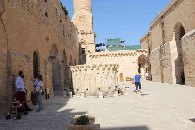 Tarihi kent, sıcak havaya rağmen turist ağırlamaya devam ediyor