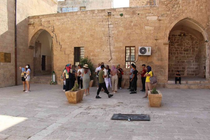 Tarihi kent, sıcak havaya rağmen turist ağırlamaya devam ediyor