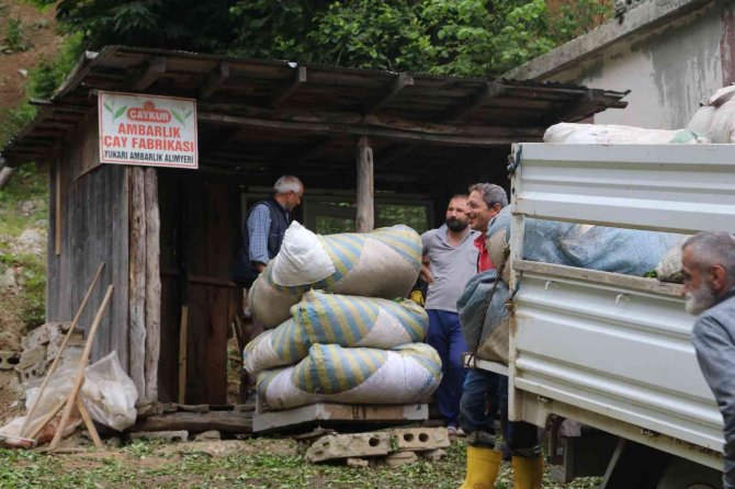 Müstahsil çayını kamyon üzerinde satıyor