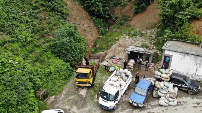 Müstahsil çayını kamyon üzerinde satıyor