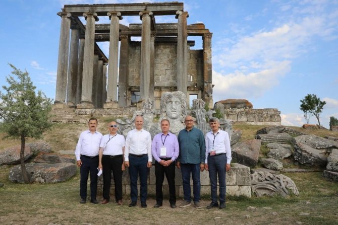 YÖK Başkanı Özvar ve rektörler, Aizanoi Antik Kent’i ziyaret etti