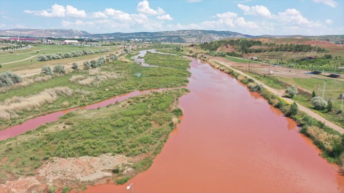 Türkiye'nin en uzun nehri Kızılırmak kızıla büründü