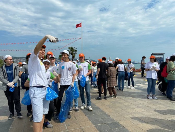 Öğrenciler sahil temizliği yaptı