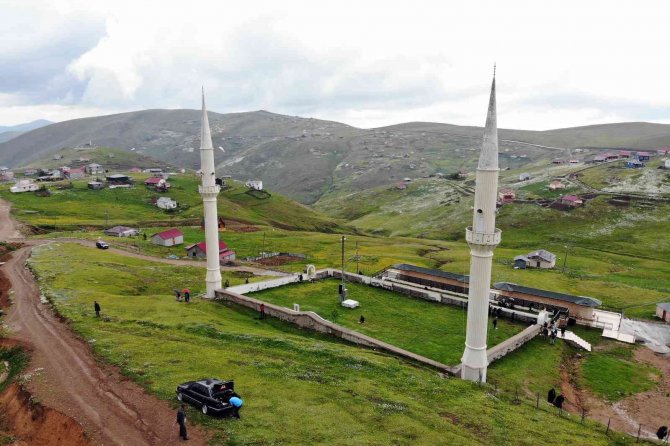 Üstü açık camide çimen üzerinde namazı kılınıyor