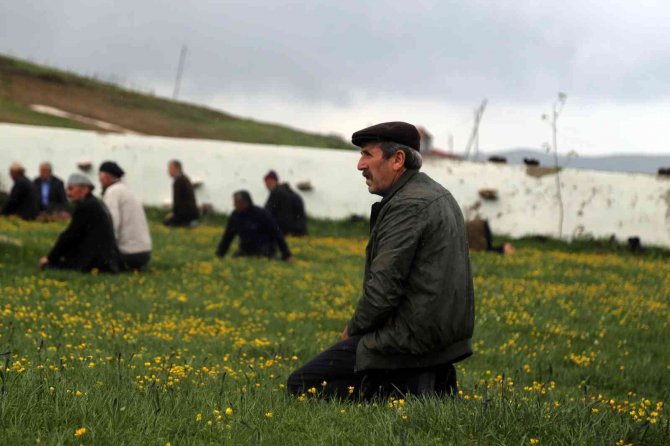 Üstü açık camide çimen üzerinde namazı kılınıyor