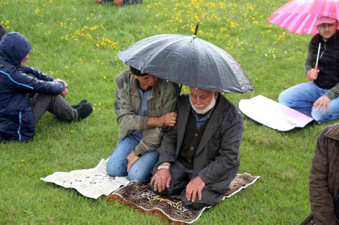 Üstü açık camide çimen üzerinde namazı kılınıyor