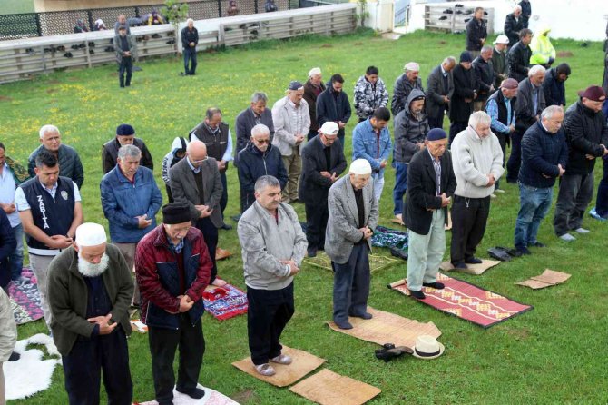 Üstü açık camide çimen üzerinde namazı kılınıyor