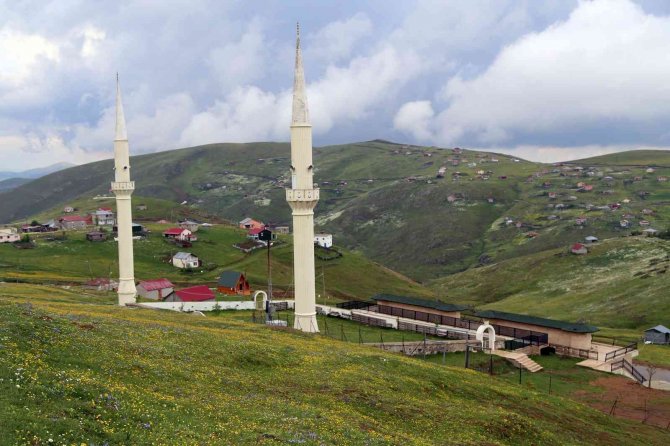 Üstü açık camide çimen üzerinde namazı kılınıyor