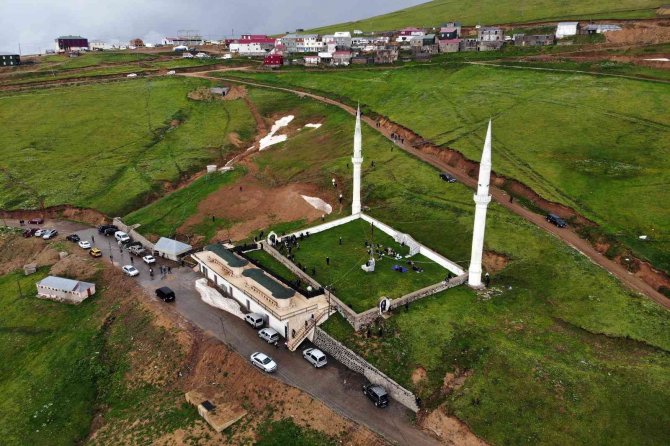 Üstü açık camide çimen üzerinde namazı kılınıyor