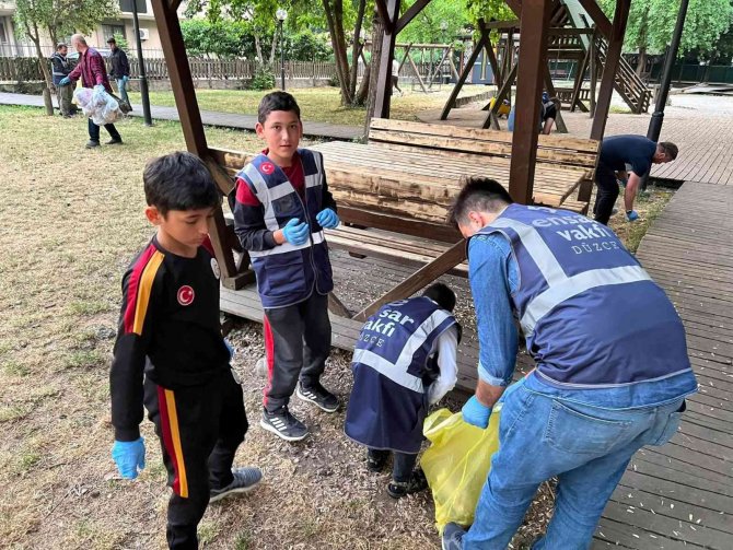 Ensar Vakfı kent parkını çöpten temizledi