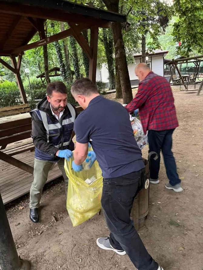 Ensar Vakfı kent parkını çöpten temizledi