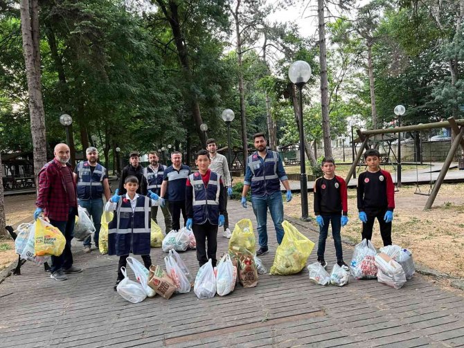 Ensar Vakfı kent parkını çöpten temizledi