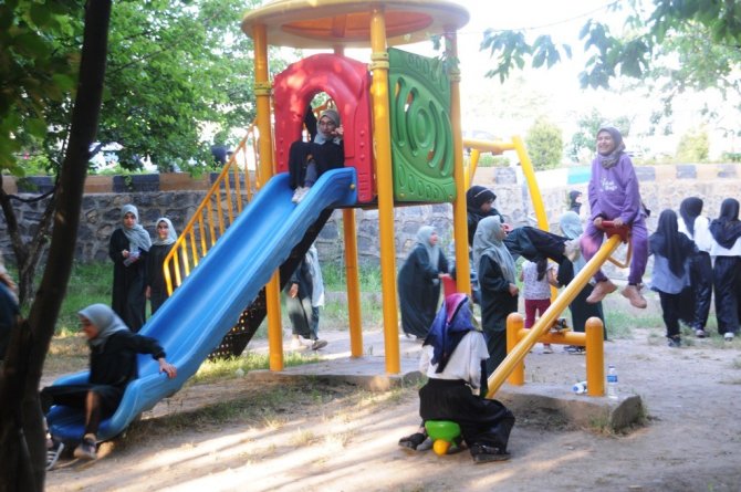 Hayırsever iş insanından Kur’an kursu öğrencilerine yemek ziyafeti